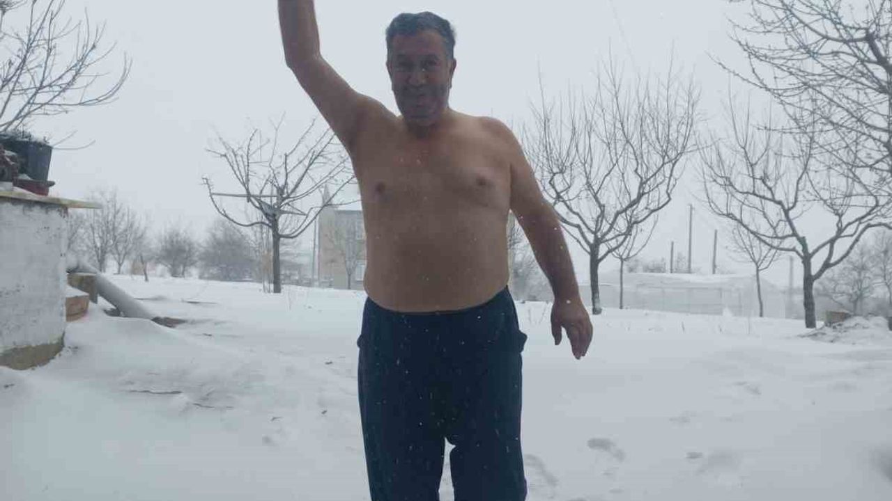 Elazığ'da kar sevinci: İlhami Çelik üstsüz sokağa çıkarak görüntülendi