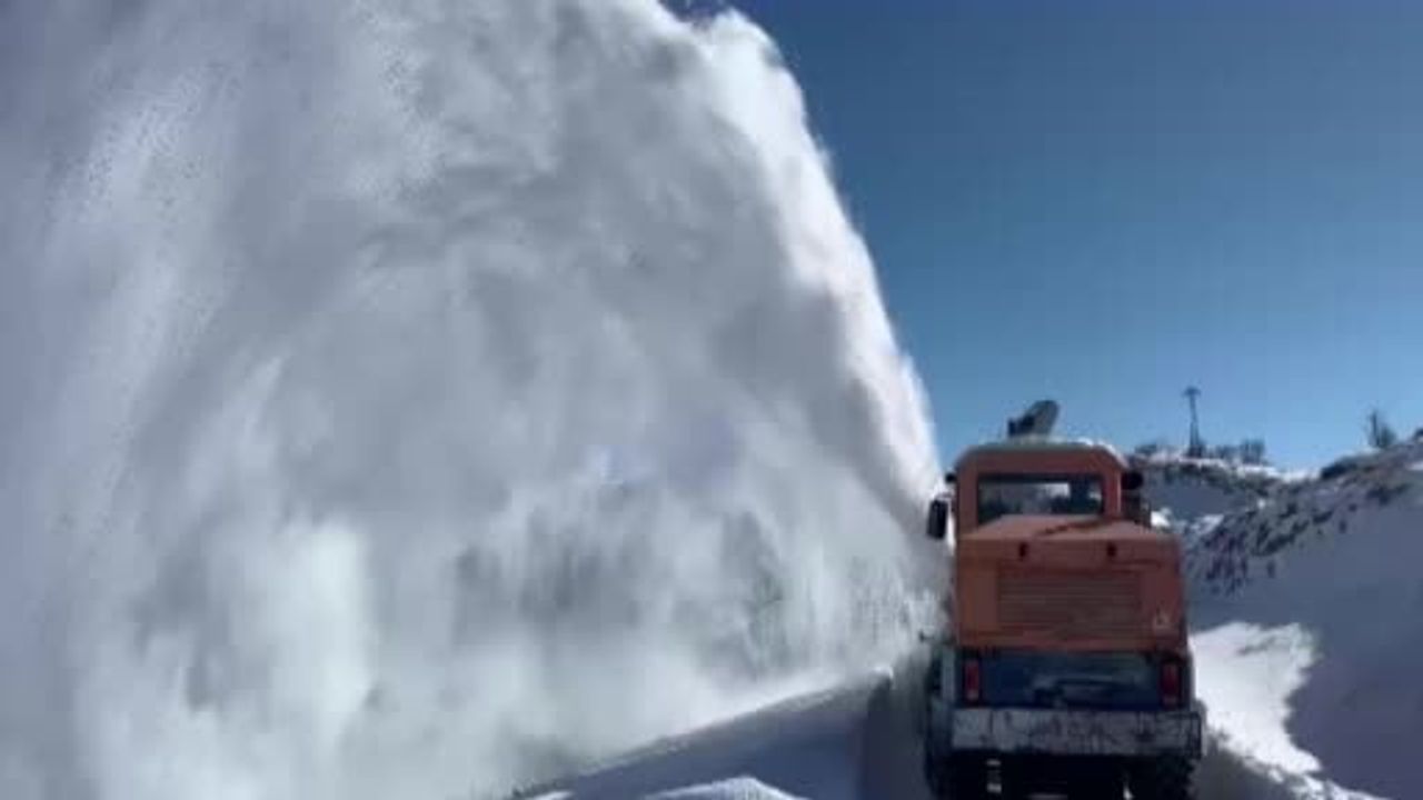 Elazığ'da kar sonrası kapalı köy yollarında çalışmalar sürüyor