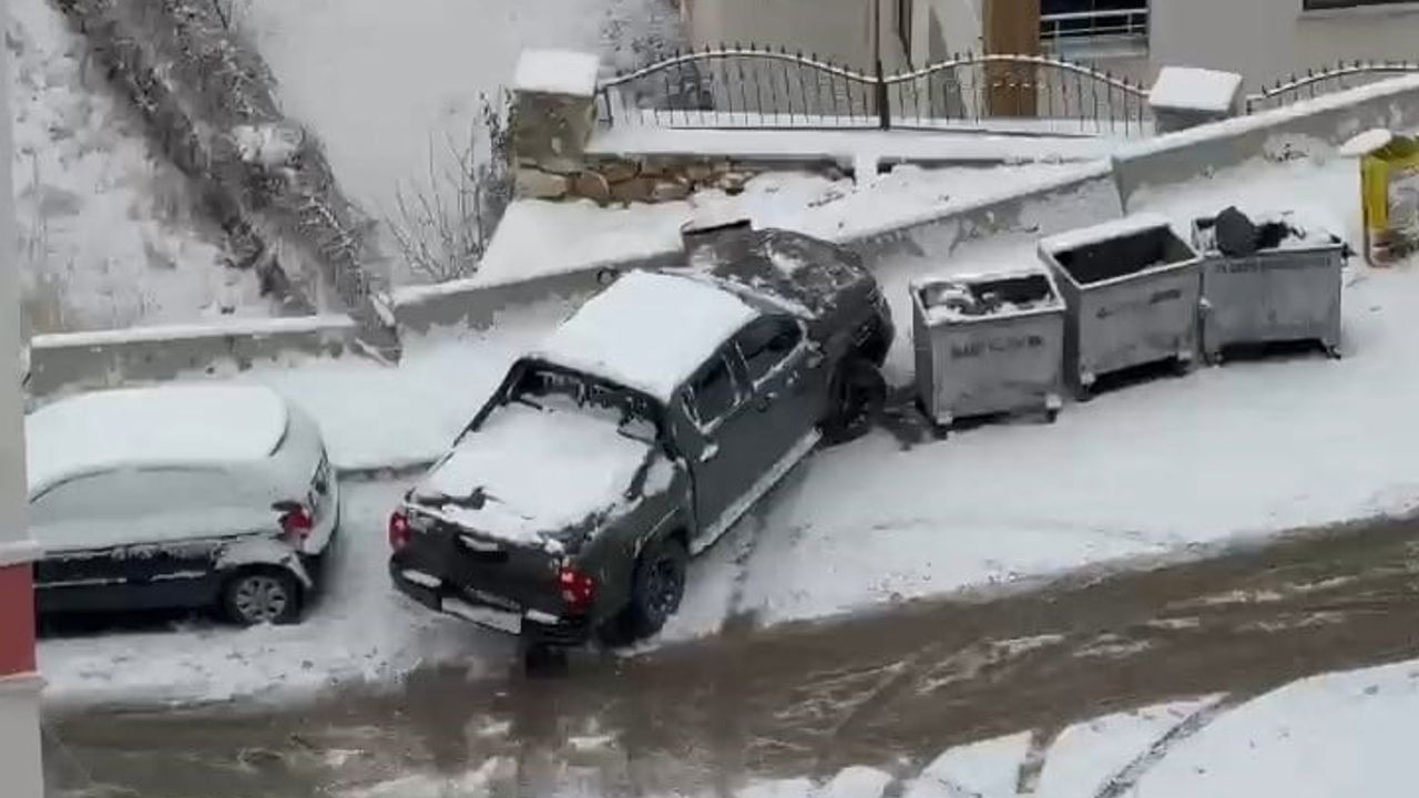 Elazığ'da Kar ve Buzlanma Trafikte Zorluk Yarattı: Rampalarda Araç Kayma Anları