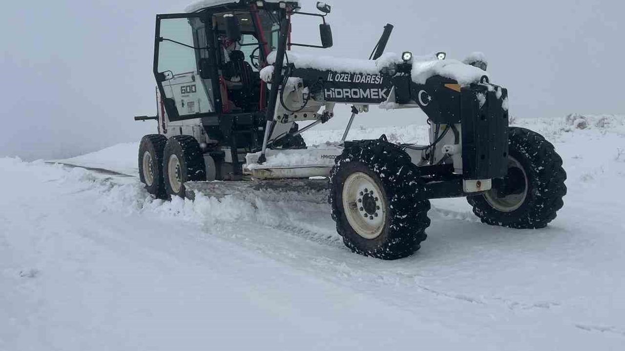 Elazığ'da kar ve tipi 111 köy yolunu ulaşıma kapattı; İl Özel İdaresi 90 araç ve 120 personelle çalışıyor