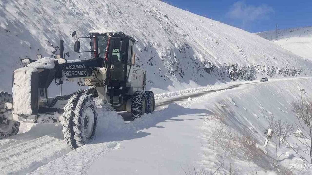 Elazığ'da Kar Yağışı 423 Köy Yolunu Ulaşıma Kapattı; Ekiplerin Çalışması Sürüyor