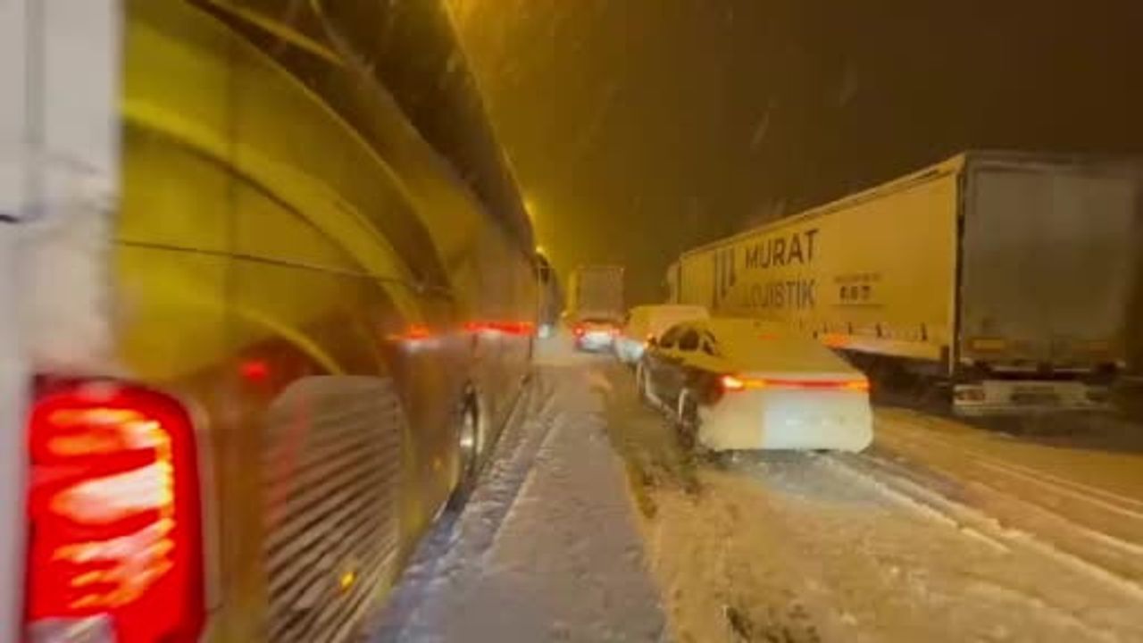 Elazığ'da kar yağışı Güney Çevre Yolu'nda araçları yolda bıraktı