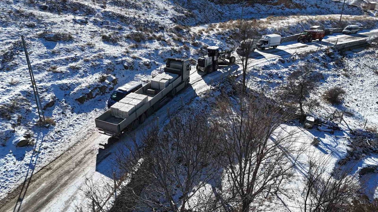 Elazığ'da kar yağışı nedeniyle Körpe köyünde mahsur kalan tır İl Özel İdaresi ekipleri tarafından kurtarıldı