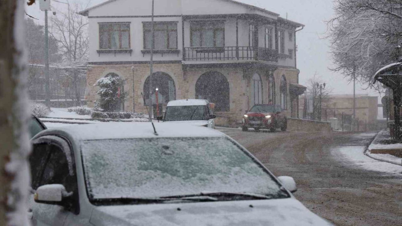 Elazığ'da kar yağışı sürüyor: 4 bin yıllık Harput beyaza büründü