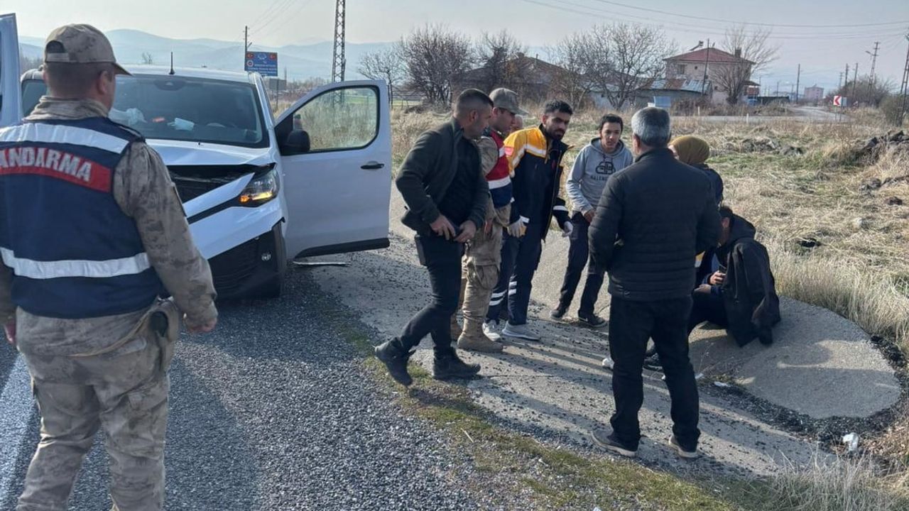 Elazığ'da Karakoçan yol ayrımında trafik kazası: 3 yaralı