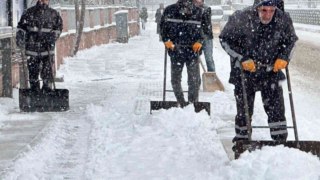 Elazığ’da karla mücadele: Belediye 15 greyder, 6 solüsyon ve 7 tuzlama aracıyla sahada