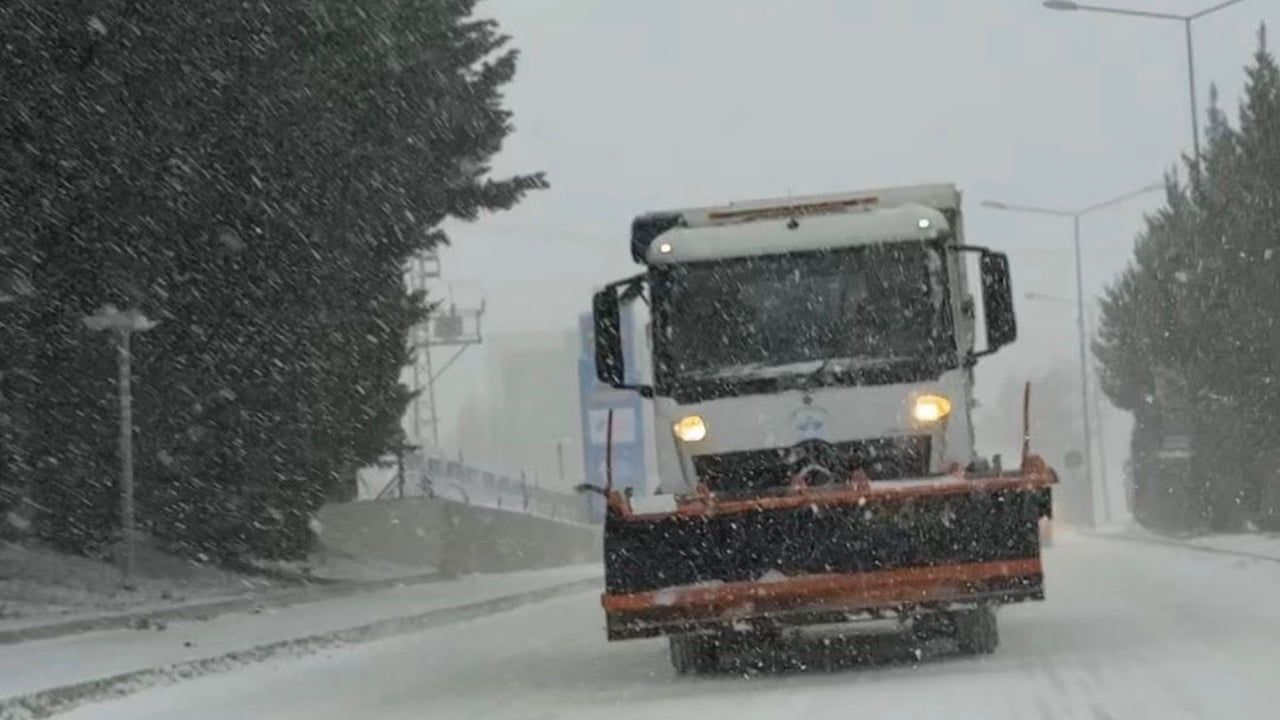 Elazığ'da Karla Mücadele: Belediye 15 Greyder, 6 Solüsyon ve 7 Tuzlama Aracıyla Sahada