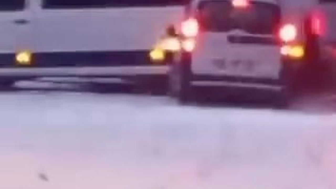 Elazığ'da karlı yolda duramayan hafif ticari araç minibüse çarptı