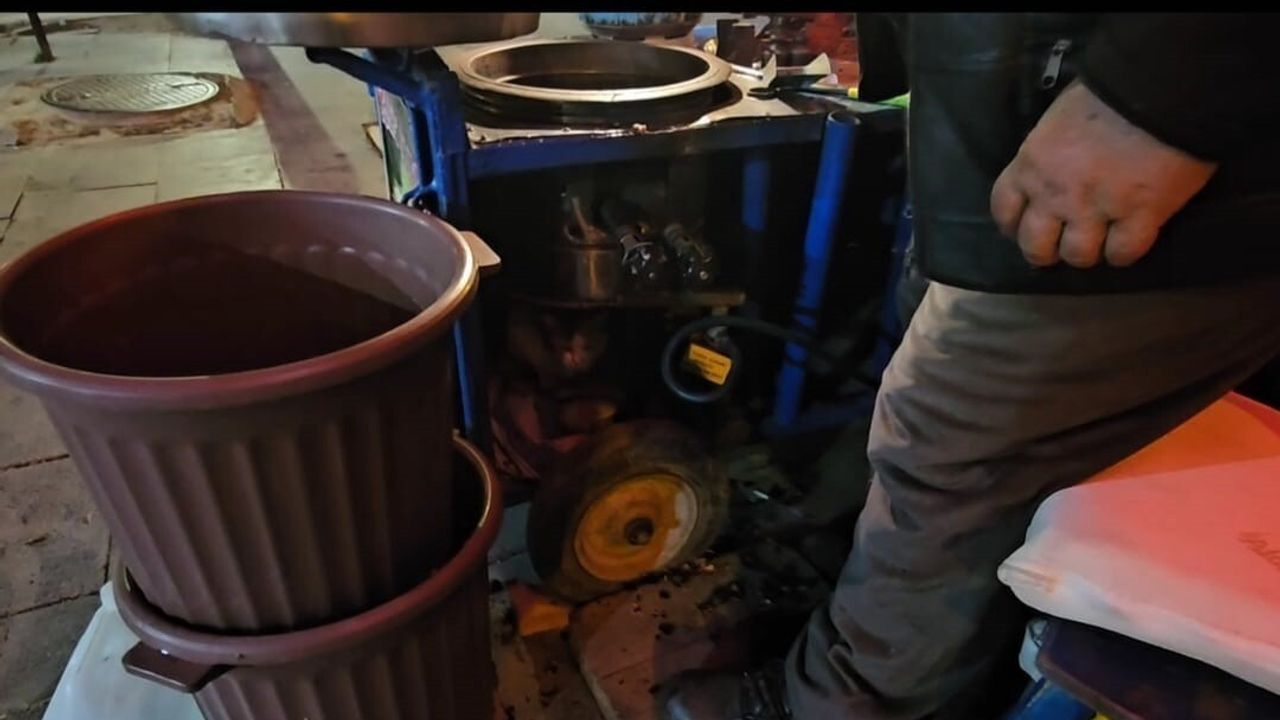 Elazığ'da kestaneci Yahya Kılıç, sokak kedisini tüplü kazanının yanında koruyor