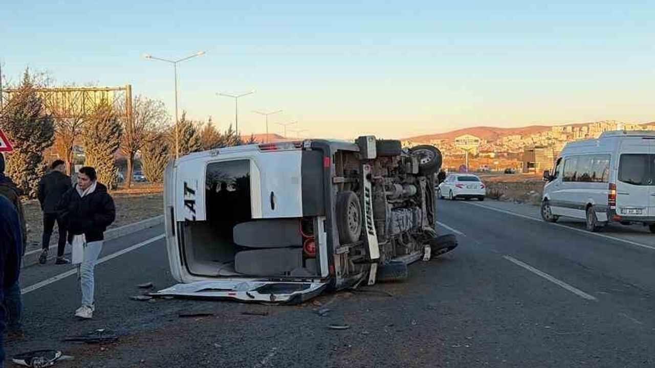 Elazığ'da kırmızı ışık ihlali sonrası minibüs ile cip çarpıştı: 2 yaralı