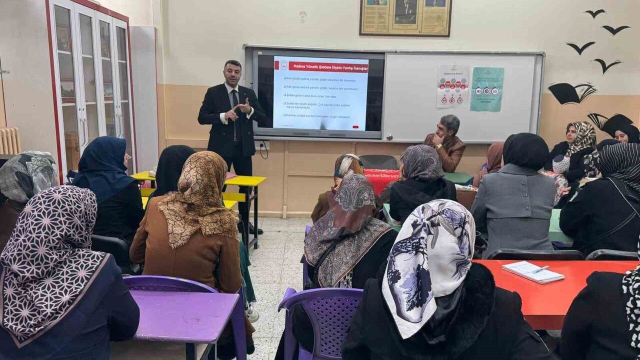 Elazığ'da öğrenci velilerine kadına yönelik şiddet ve akran zorbalığı eğitimi