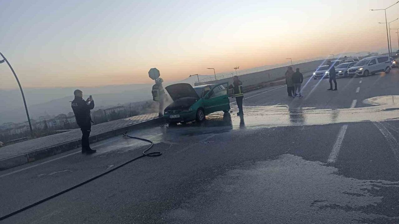 Elazığ'da Osman Erbaş Bulvarı'nda Seyir Halindeki Araç Alev Aldı