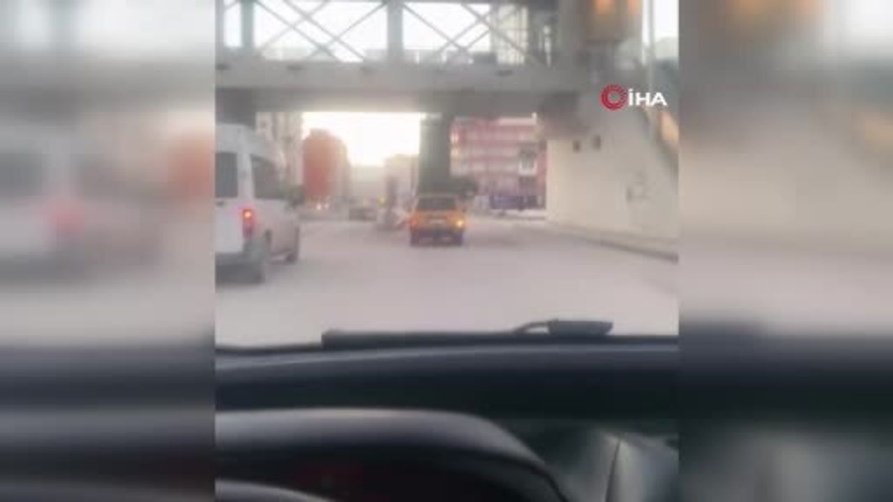 Elazığ'da otomobil tavanına istiflenen sebze kasaları trafikte tehlike oluşturdu