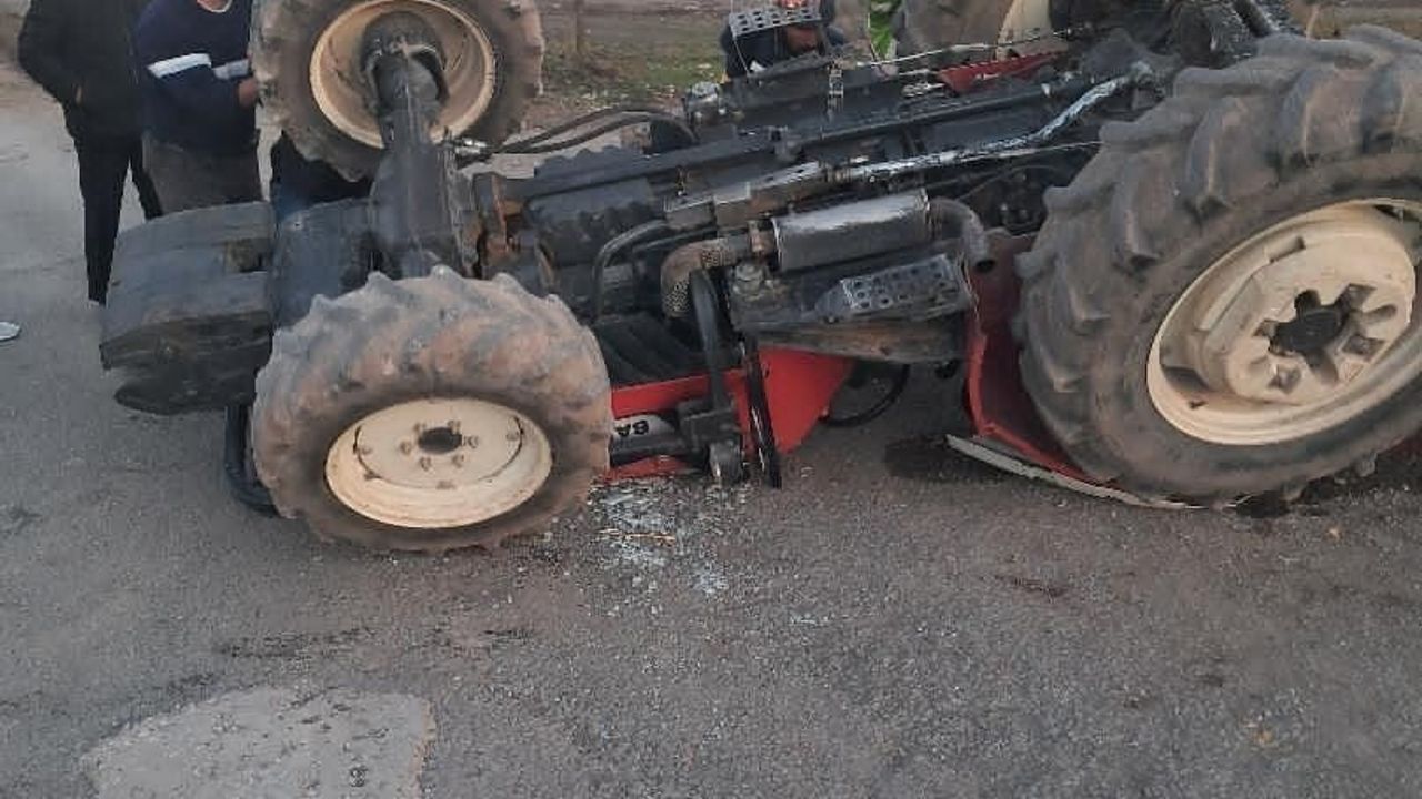 Elazığ’da panelvan ile traktör çarpıştı: 1 ağır yaralı, sürücünün ehliyetsiz olduğu belirlendi