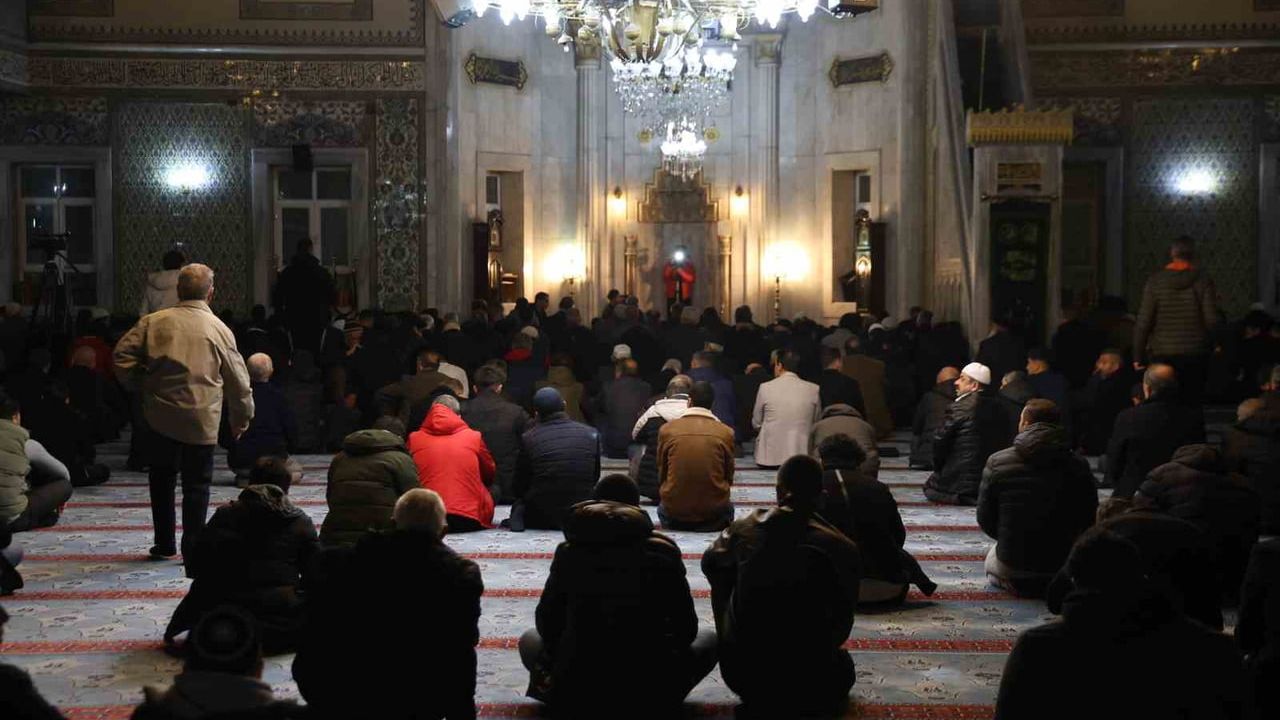 Elazığ’da Regaip Kandili: Camilerde yoğun katılımlı kandil programları düzenlendi