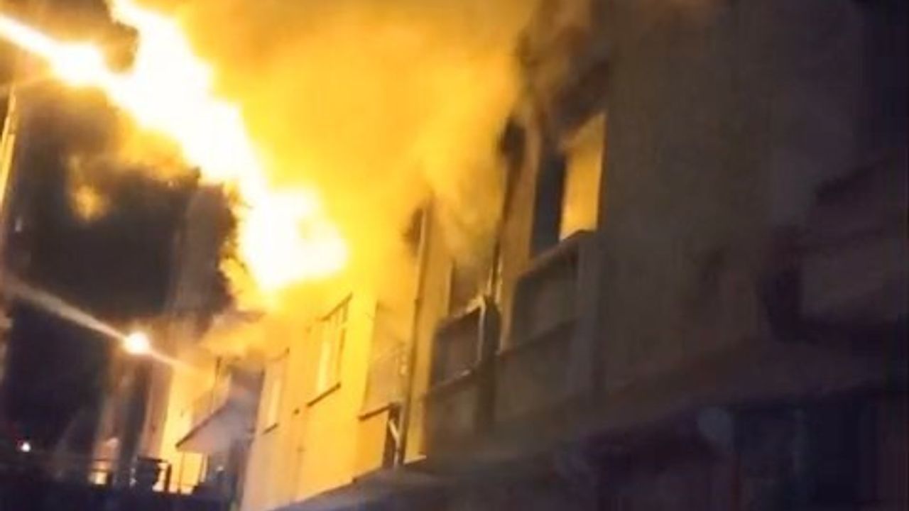 Elazığ'da Rızaiye Mahallesi'nde metruk binada çıkan yangın kontrol altına alındı