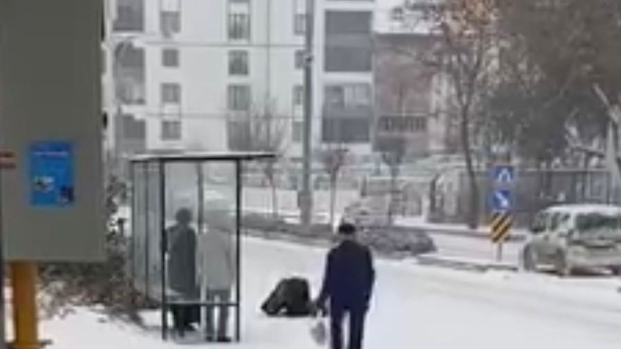 Elazığ'da sabah kar yağışını görünce cadde ortasında secde etti