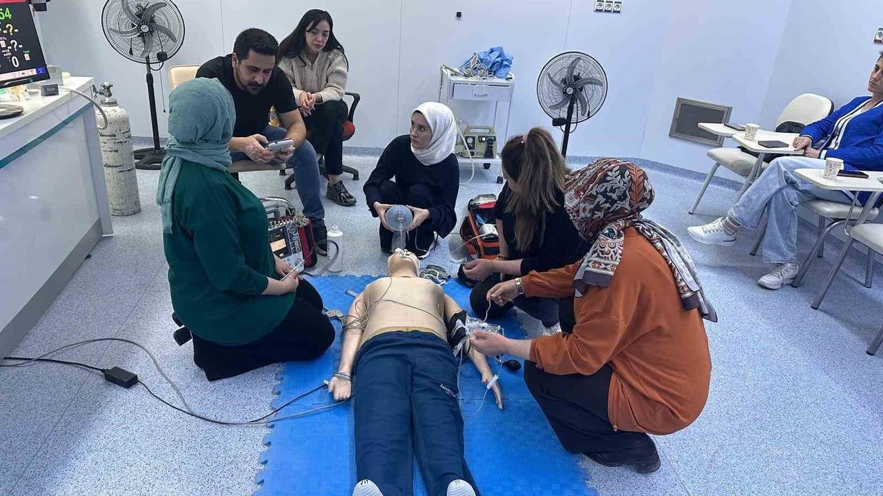 Elazığ'da sağlık personeline Temel Eğitim Programı ile acil müdahale becerileri güncellendi