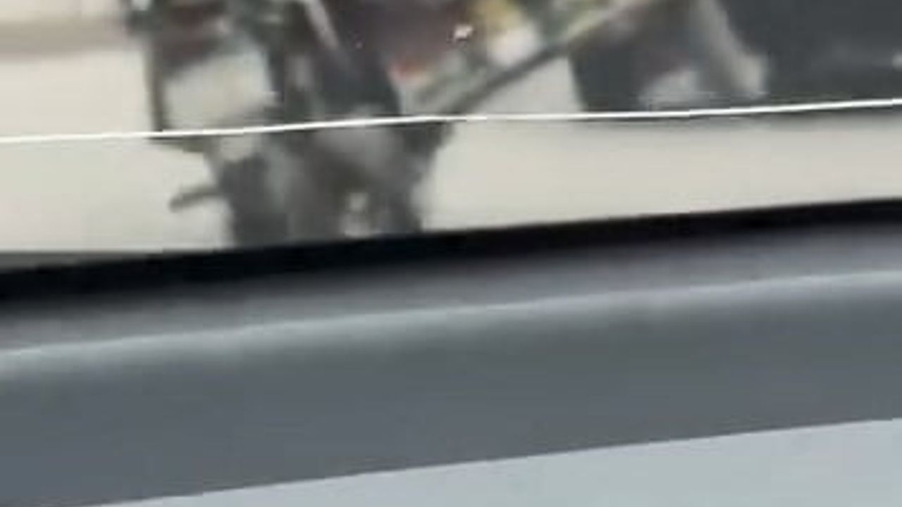 Elazığ'da sepetli motosiklette mutfak tüpüyle tehlikeli teker kaldırma anı kamerada