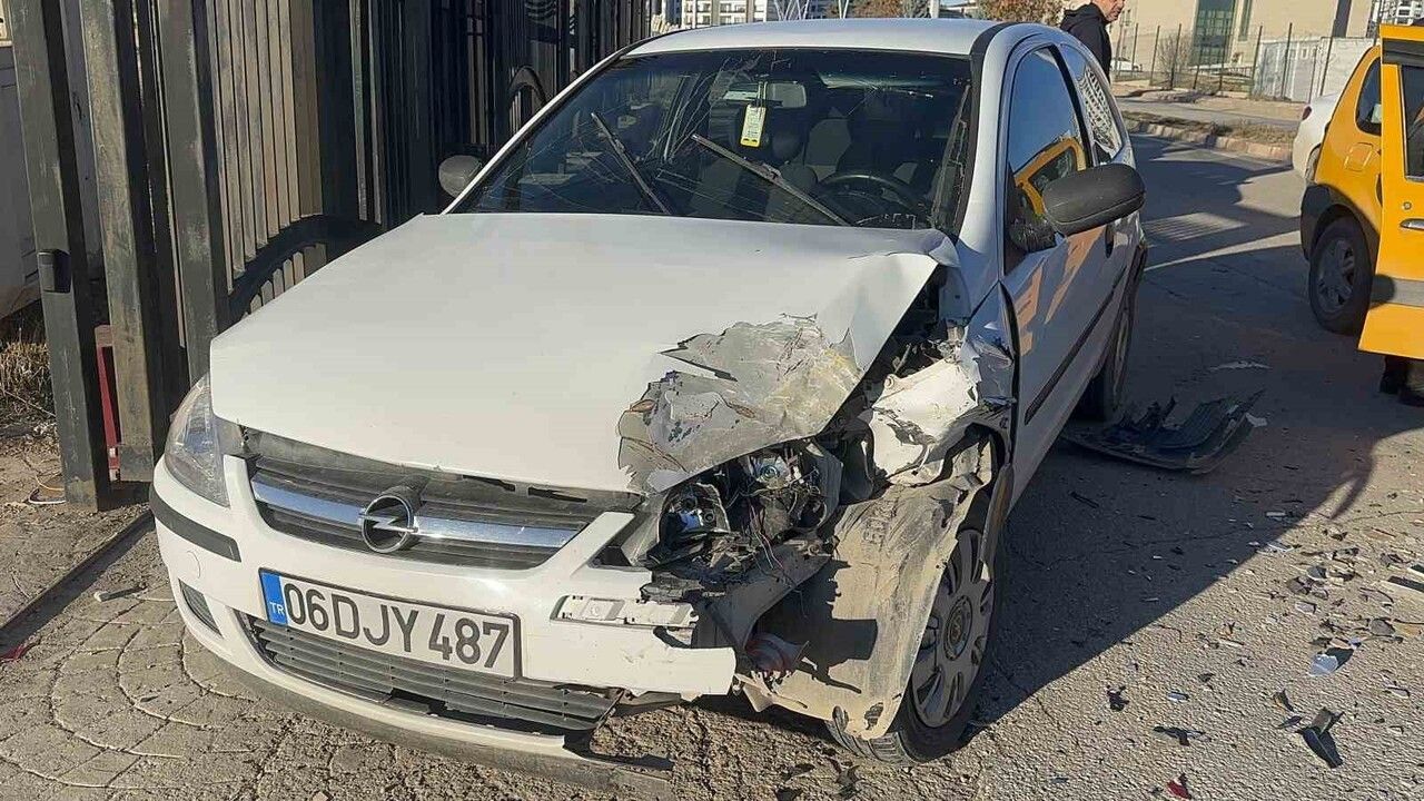 Elazığ’da ticari araç ile otomobil çarpıştı: 1 yaralı