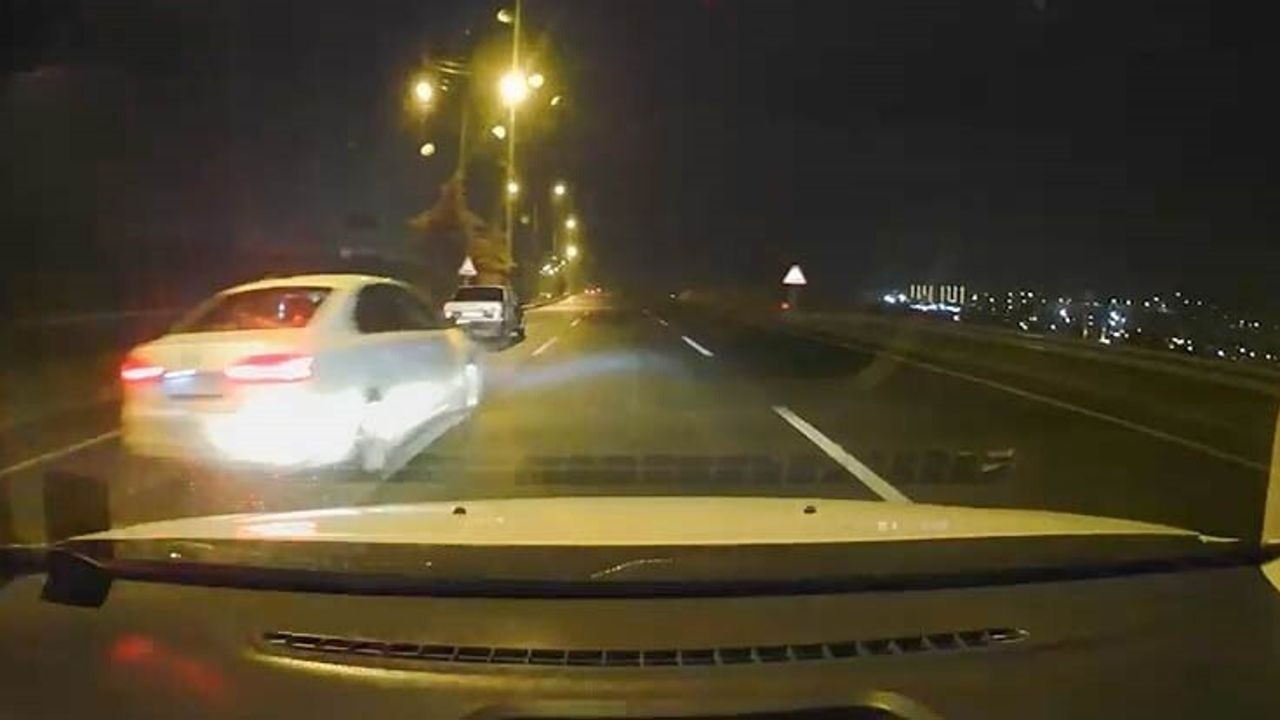 Elazığ'da yağmurda ıslanan yolda makas atan sürücü kameraya yansıdı