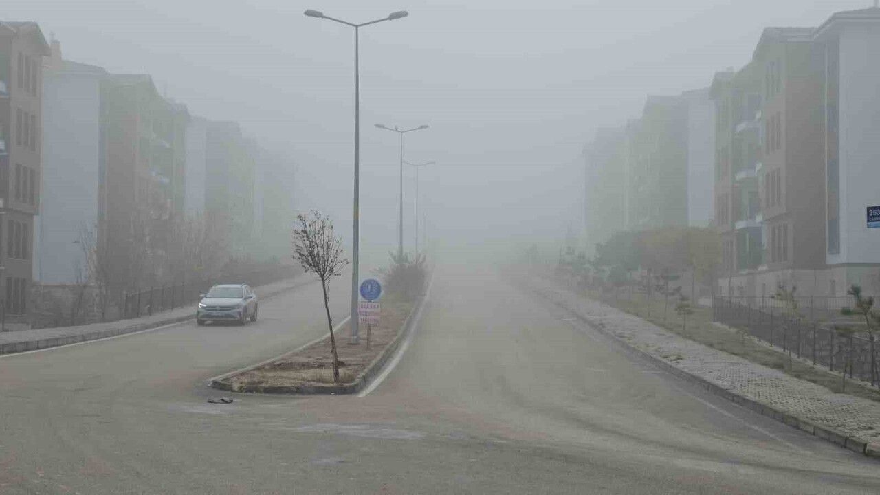 Elazığ'da yoğun sis: Çatalçeşme Mahallesi görünürlüğünü yitirdi, görüş 5 metreye düştü