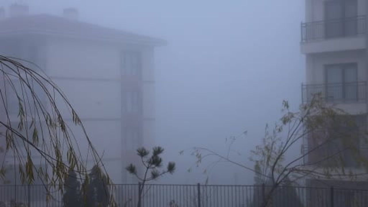 Elazığ'da Yoğun Sis Görüş Mesafesini 5 Metreye Düşürdü