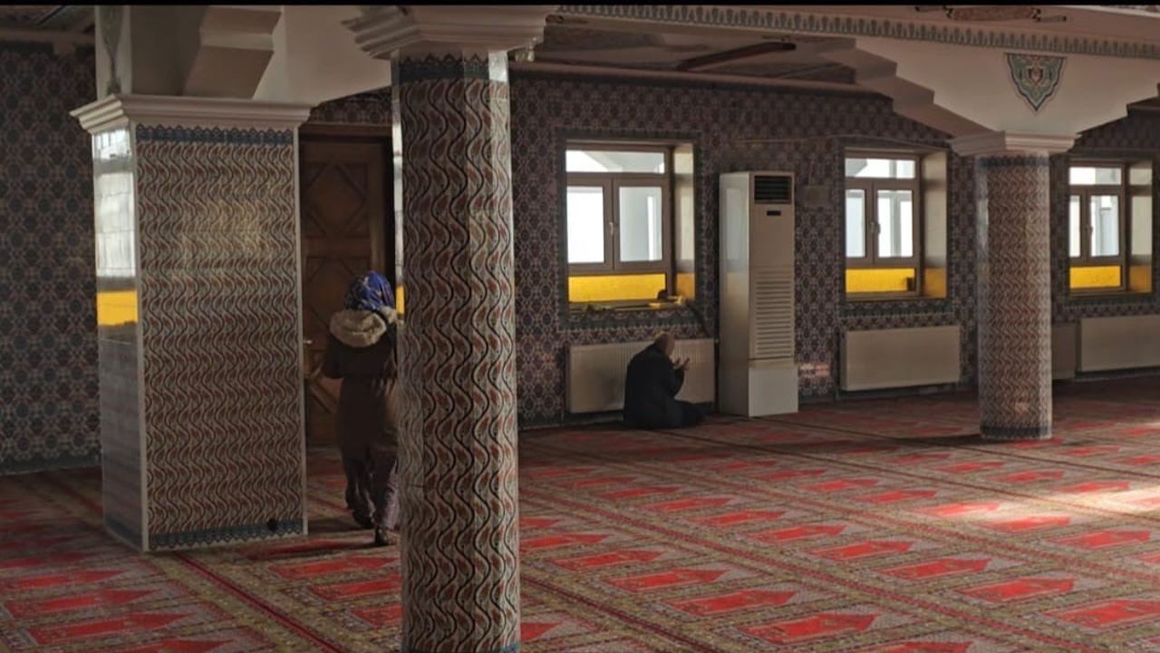 Elazığ'da zabıta dilenci operasyonu: Cuma namazı sırasında camide saklanmaya çalışan kadın dilenciler yakalandı