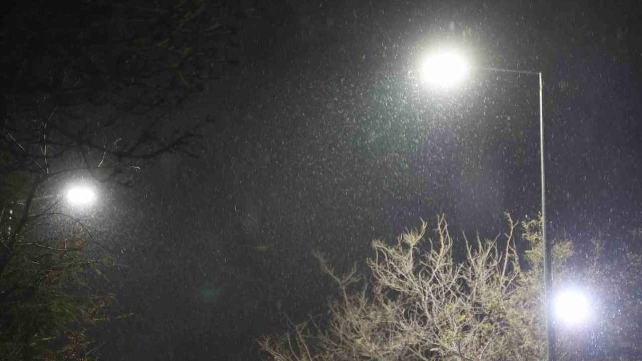 Elazığ Harput'ta kar yağışı başladı