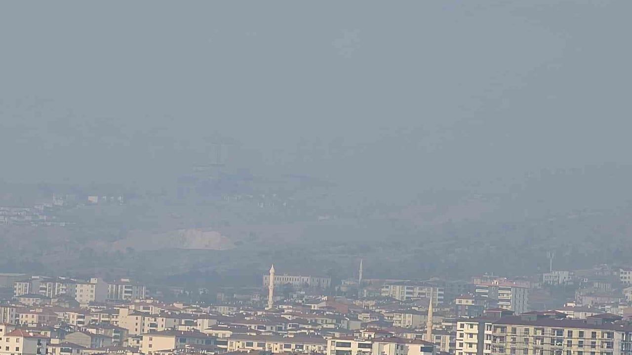 Elazığ’ın yüksek kesimlerinde sis etkili oldu — Görüş yer yer 10 metreye düştü