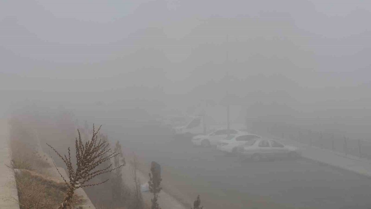 Elazığ'ın Yüksek Kesimlerinde Yoğun Sis: Görüş Mesafesi Yer Yer 3 Metreye Düştü