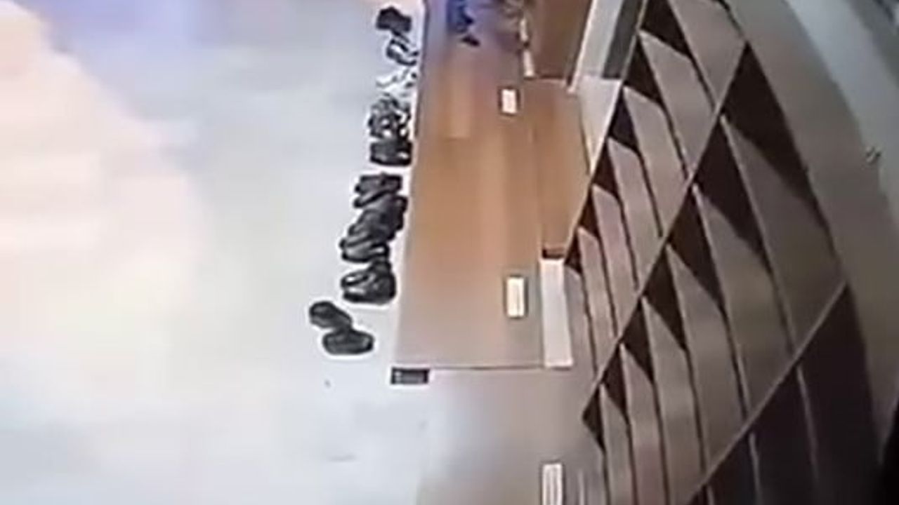 Elazığ Kubbeli Cami'nde ayakkabı hırsızlığı güvenlik kameralarına yansıdı