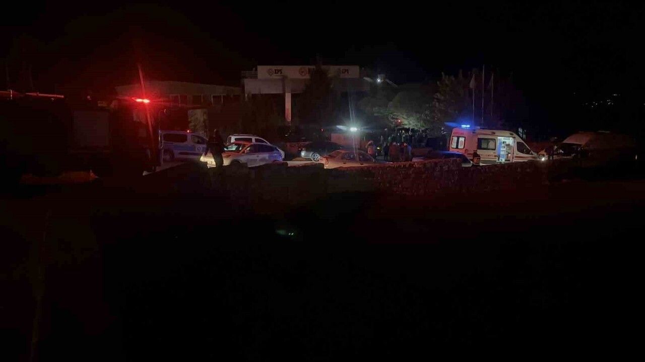 Elazığ OSB'de yalıtım fabrikasında yangın: 16 kişi dumandan etkilendi, bir itfaiye eri yaralandı