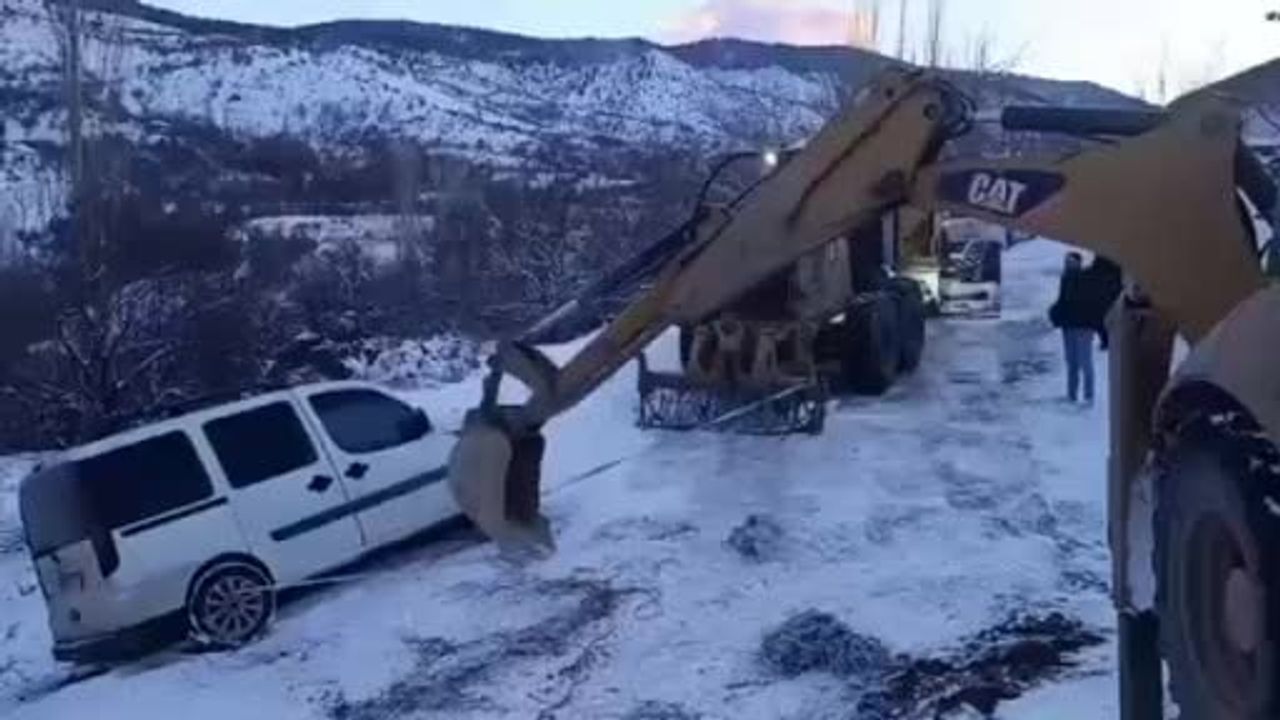 Elazığ Sakabaşı Köyü'nde Karda Yoldan Çıkan Hafif Ticari Araç İl Özel İdaresi Tarafından Kurtarıldı