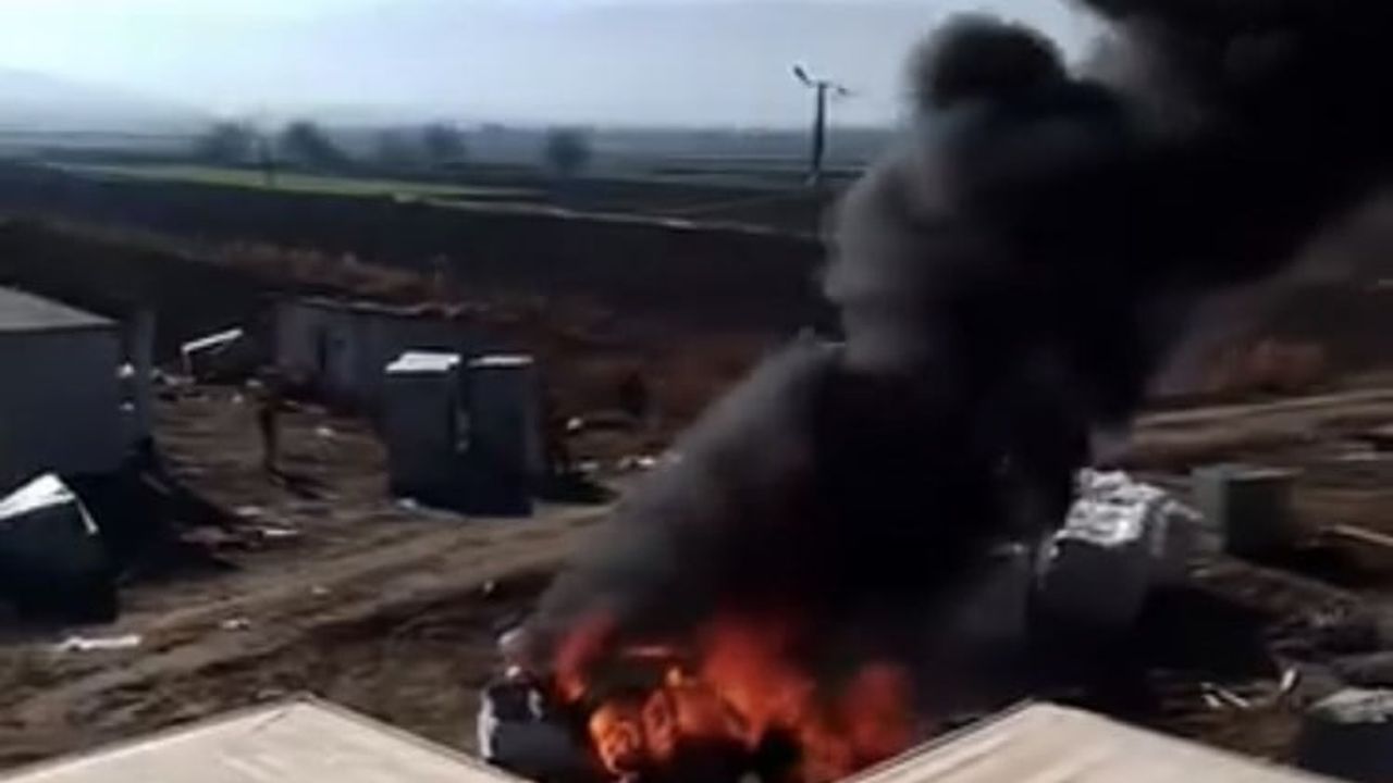 Elazığ Yazıkonak'ta park halindeki araç alev aldı; itfaiye söndürdü