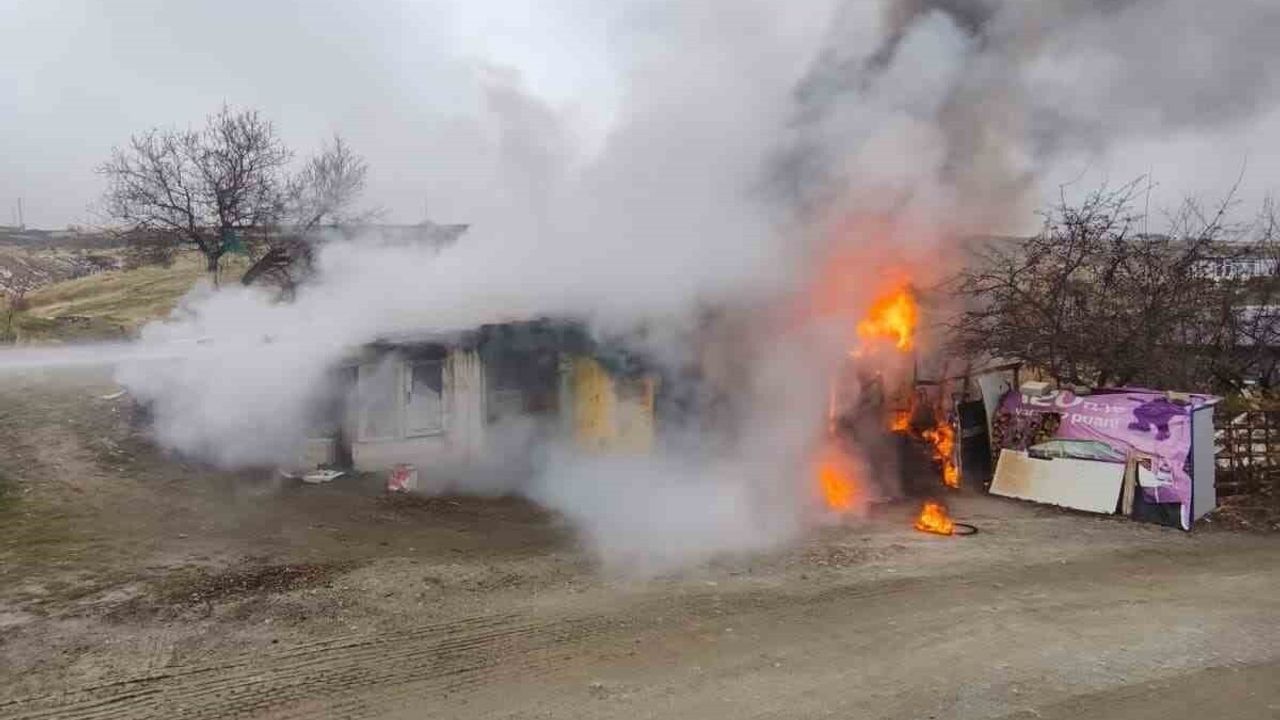 Elazığ Yemişlik Mahallesi'nde odunluk deposunda yangın kontrol altına alındı