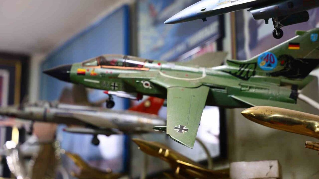 Elazığlı Atilla Demirbaş, 1965'ten bu yana 300’e yakın uçak maketi biriktiriyor