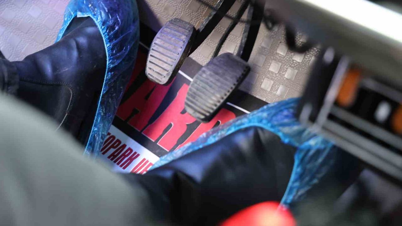 Elazığlı genç, 'Horoz' adlı 1980 model Murat 131'ine galoşsuz binişe izin vermiyor