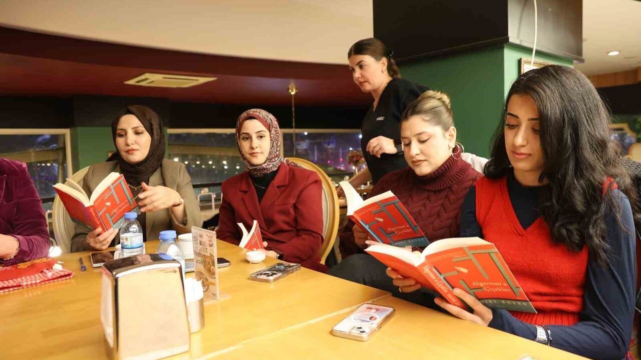 Elazığlı kadınlar altın günü yerine kitap kulübü kurdu: Aylık okumalarla sosyal farkındalık