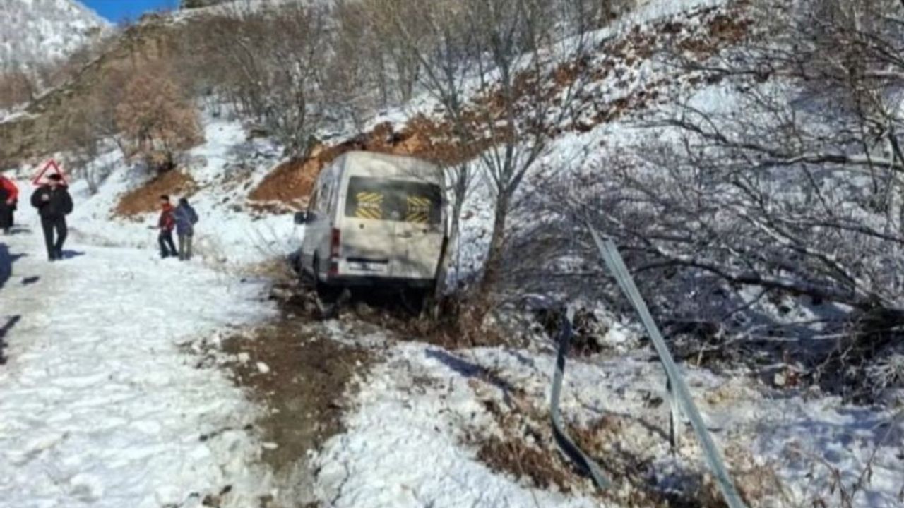 Elazığspor Taraftarlarını Taşıyan Minibüs Tunceli Pülümür Yolunda Şarampole Kaydı