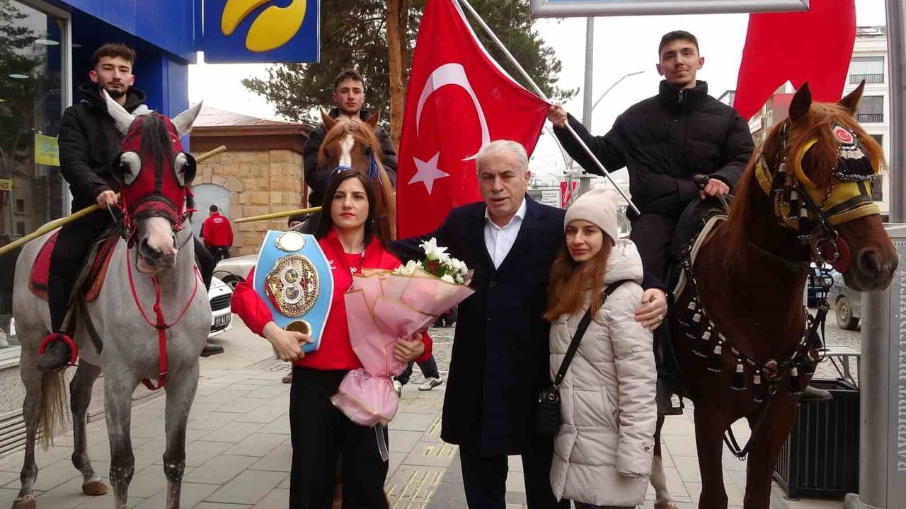 Elif Nur Turhan Bayburt’ta davul zurnayla karşılandı