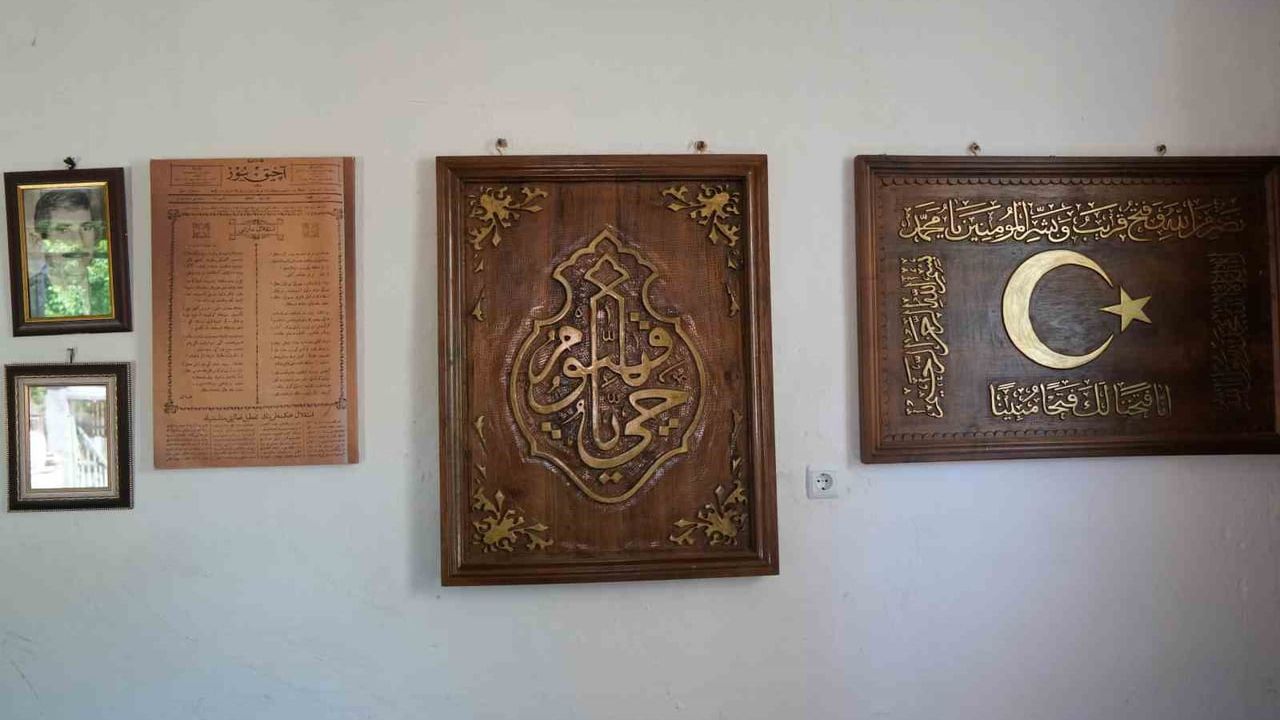 Emekli bomba imha uzmanı Şaban Meşeoğlu, ahşap hat sanatıyla evini müzeye çevirdi