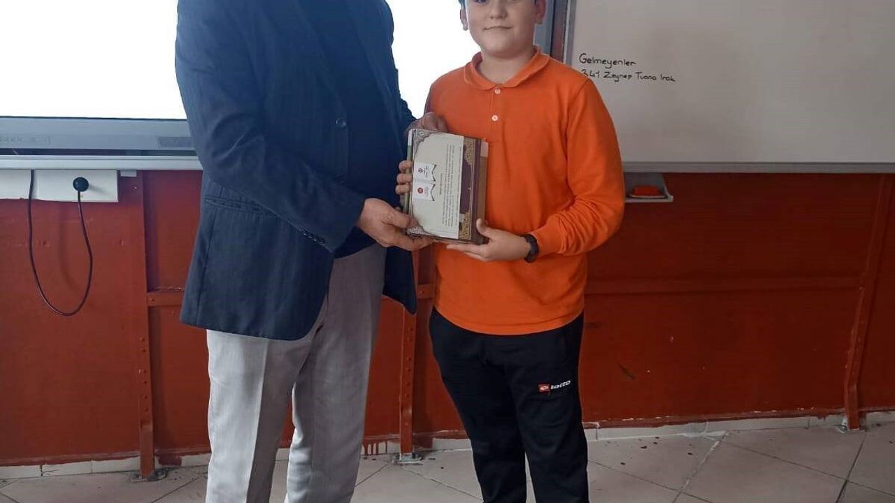 Emet'te Ashapoğlu Ortaokulu'na Kur'an-ı Kerim Dağıtıldı — 'Hediyem Kur'an Olsun' Projesi