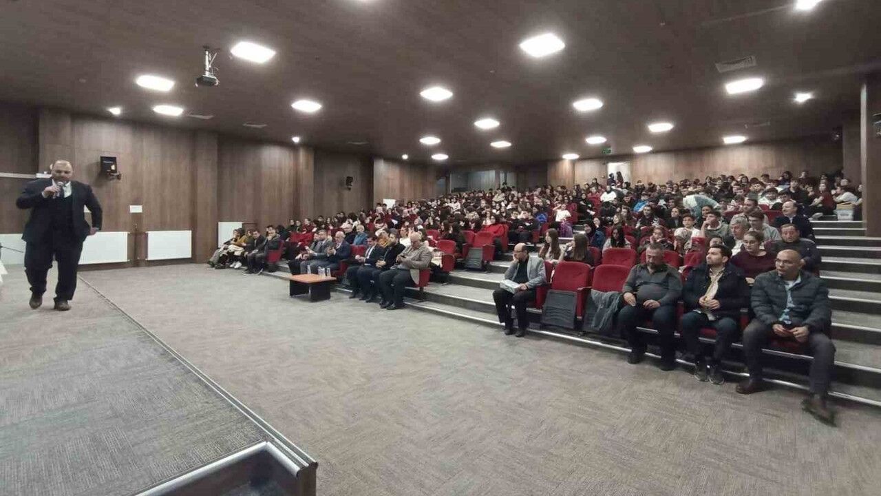 Emet'te lise öğrencilerine "Hz. Peygamber ve Şahsiyet İnşası" konferansı: İl Müftüsü İrfan Açık konuştu