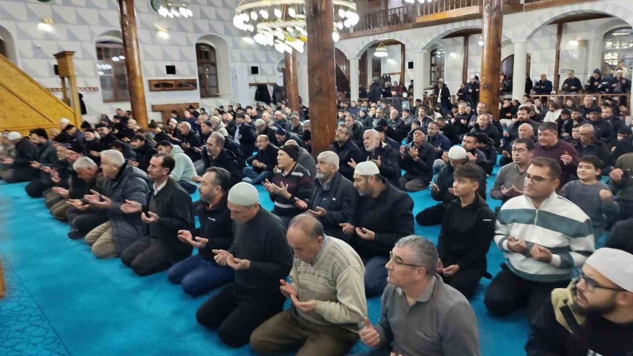 Emirdağ Çarşı Camii'nde Regaip Kandili programı yoğun katılımla gerçekleştirildi