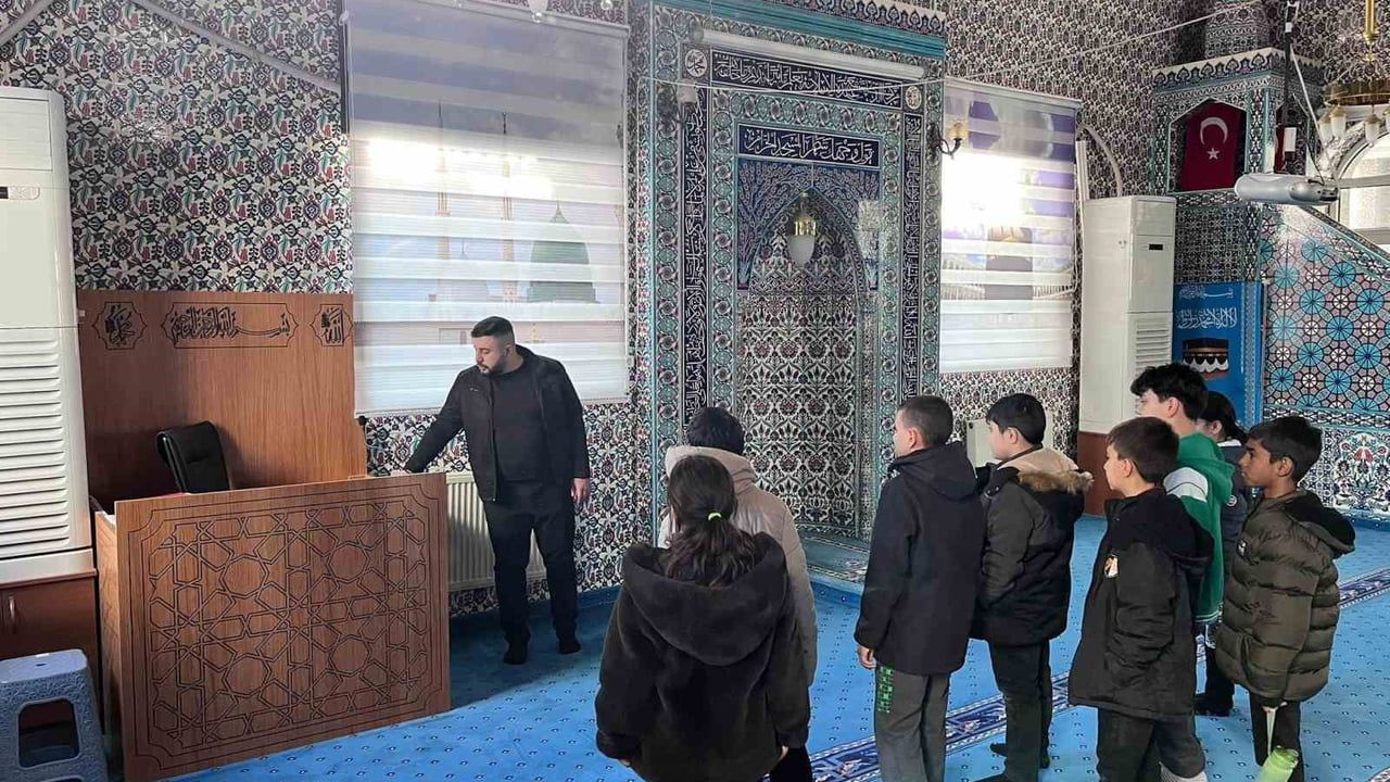 Emirdağ'da Perihan Kemal Çuna İlkokulu öğrencileri 'Vakti Kuşanmak' kapsamında Emirdağ Şube Camii'ni ziyaret etti