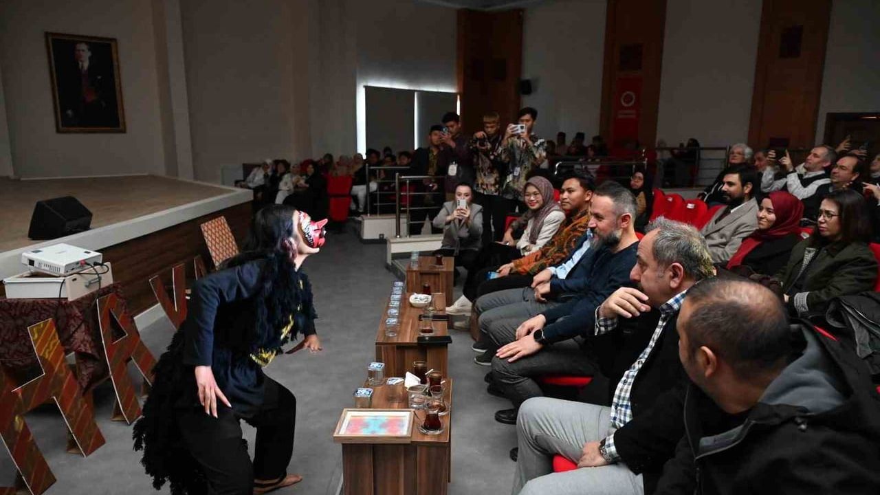 Endonezyalı öğrenciler Kastamonu Üniversitesi'nde kültürlerini tanıttı