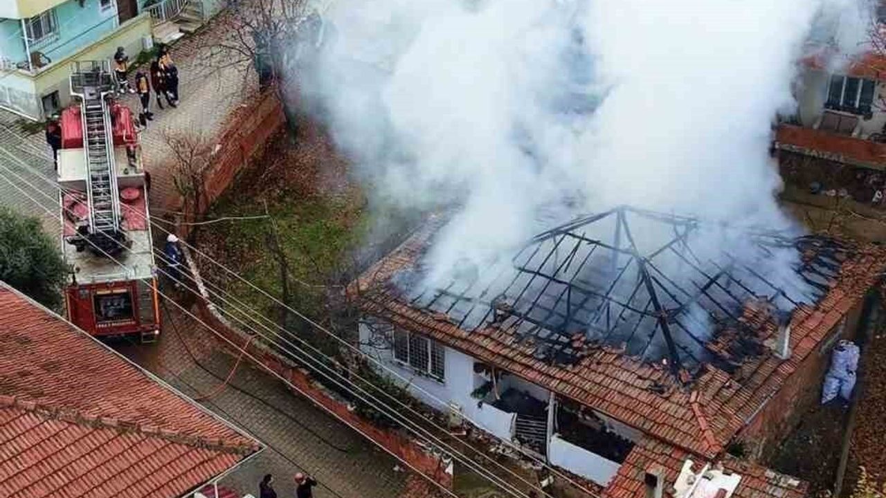 Erbaa’da elektrik kontağından çıkan yangın tek katlı evi kullanılamaz hale getirdi