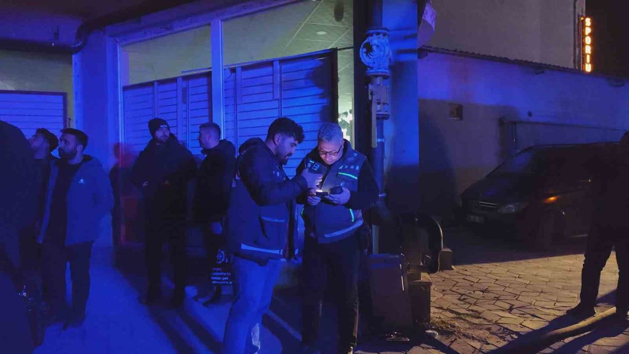 Erciş’te 32 daireli apartmanda yangın: 15 kişi dumandan etkilendi