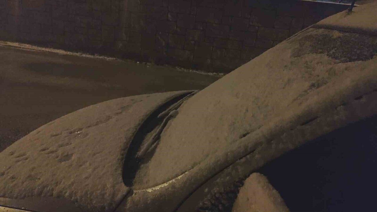 Erciş'te gece başlayan kar yağışı şehir merkezini ve yüksek kesimleri beyaza bürüdü